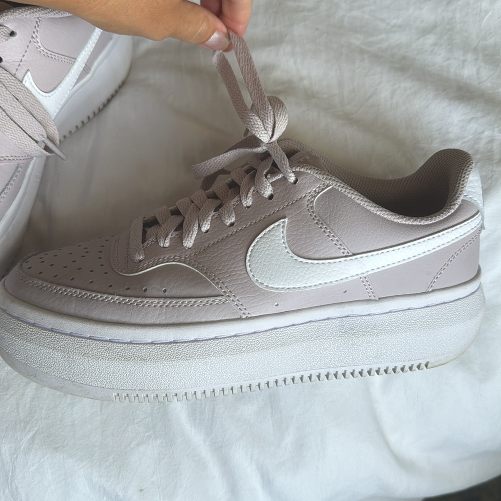 NIKE WOMENS COURT VISION ALTA